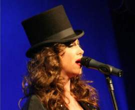 Marisa Orth em uma de suas apresentações como cantora.